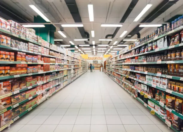 Ein Gang im Supermarkt mit vollen Regalen